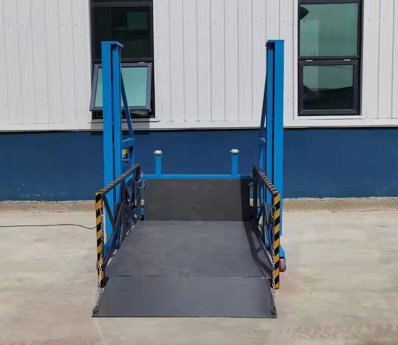 广东2吨移动装卸平台调试完成